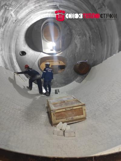 Монтаж огнеупорной износостойкой плитки домонтажной футеровки шихтовых бункеров доменной печи
